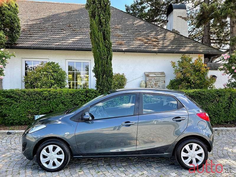 2011' Mazda Mazda2 photo #2