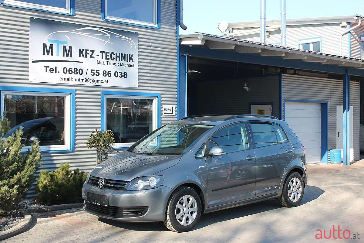 2011' Volkswagen Golf photo #3