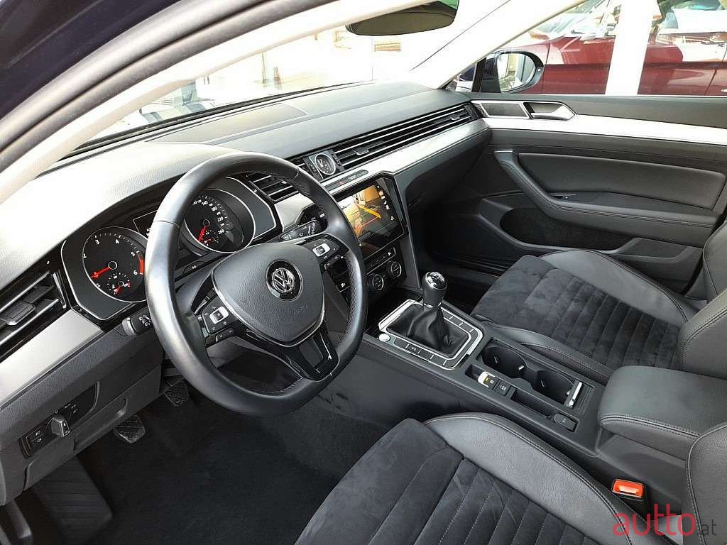 2019' Volkswagen Passat photo #3