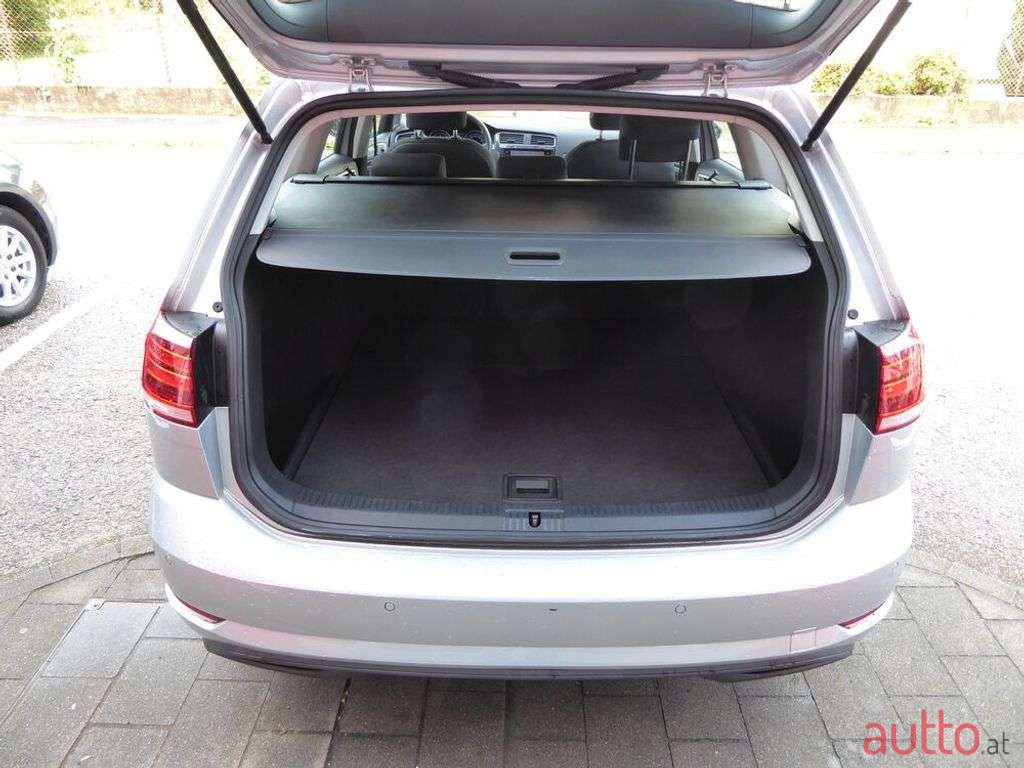 2019' Volkswagen Golf photo #4