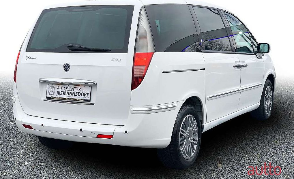 2008' Lancia Phedra photo #2