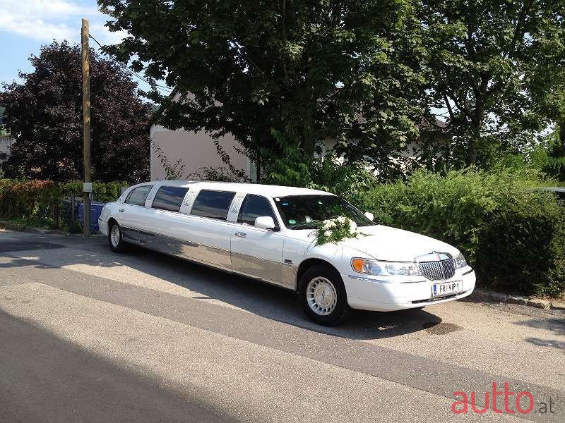2002' Lincoln Town Car photo #2