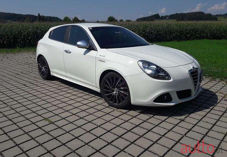 2012' Alfa Romeo Giulietta photo #1