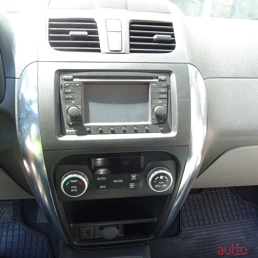 2013' Suzuki SX4 photo #4