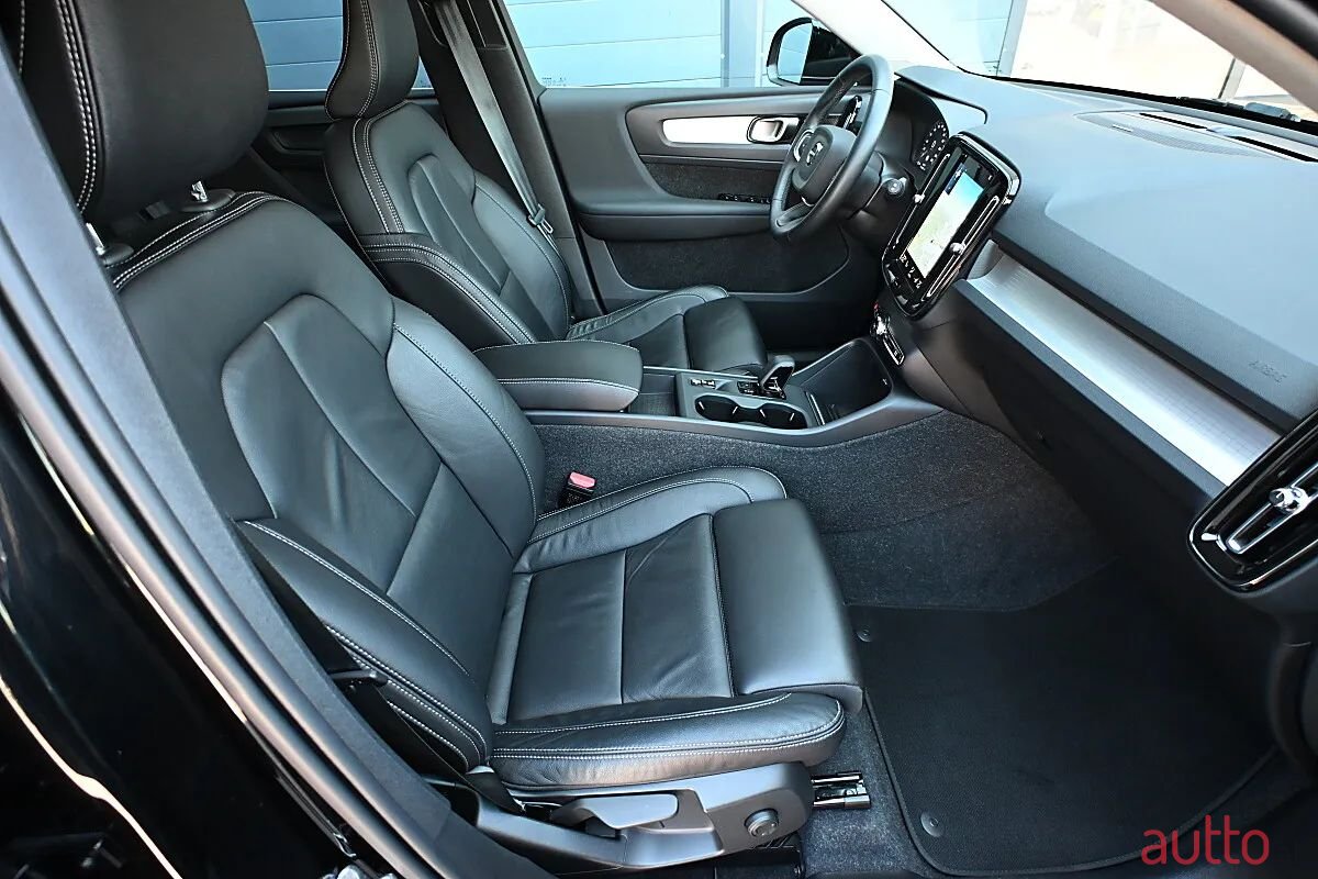 2021' Volvo XC40 photo #6