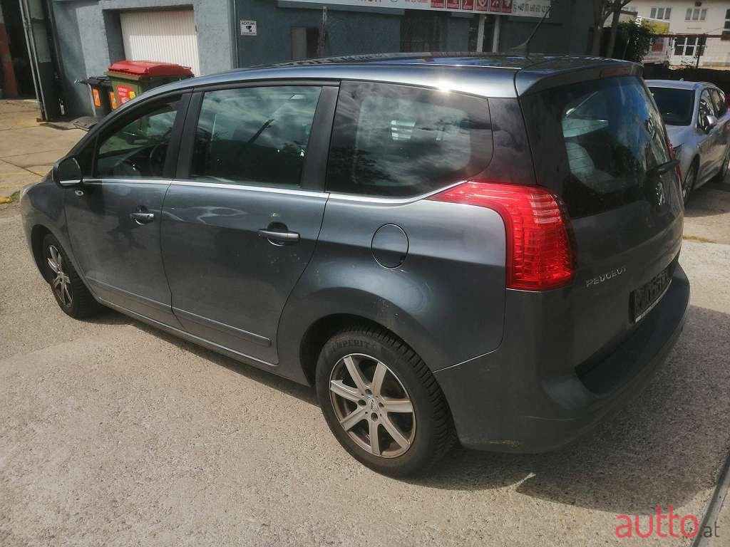 2012' Peugeot 5008 photo #2