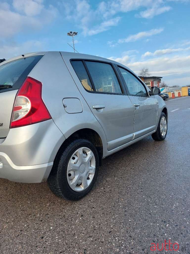 2009' Dacia Sandero photo #5