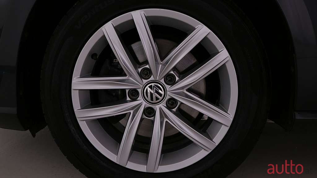 2019' Volkswagen Golf photo #3