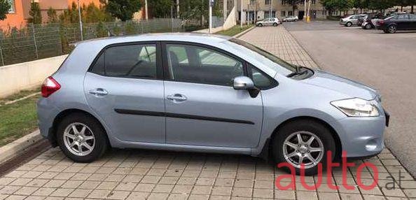 2011' Toyota Auris photo #4