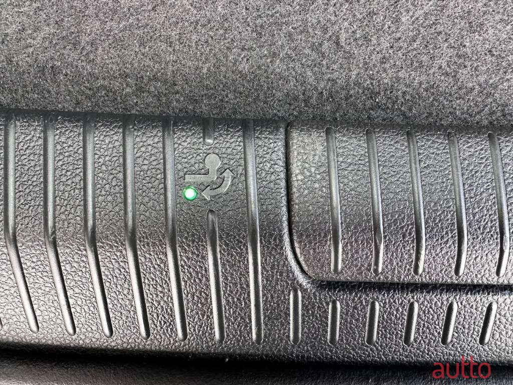 2017' Volkswagen Golf photo #5