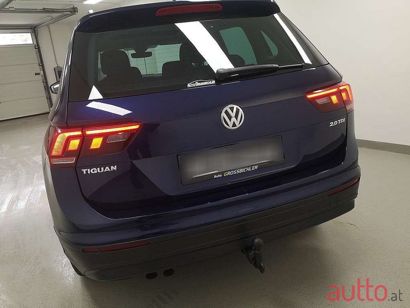 2017' Volkswagen Tiguan photo #3