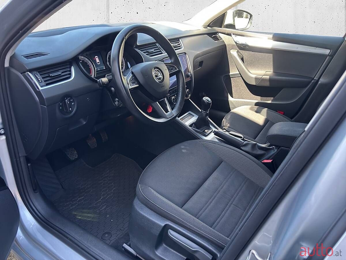 2020' Skoda Octavia photo #6