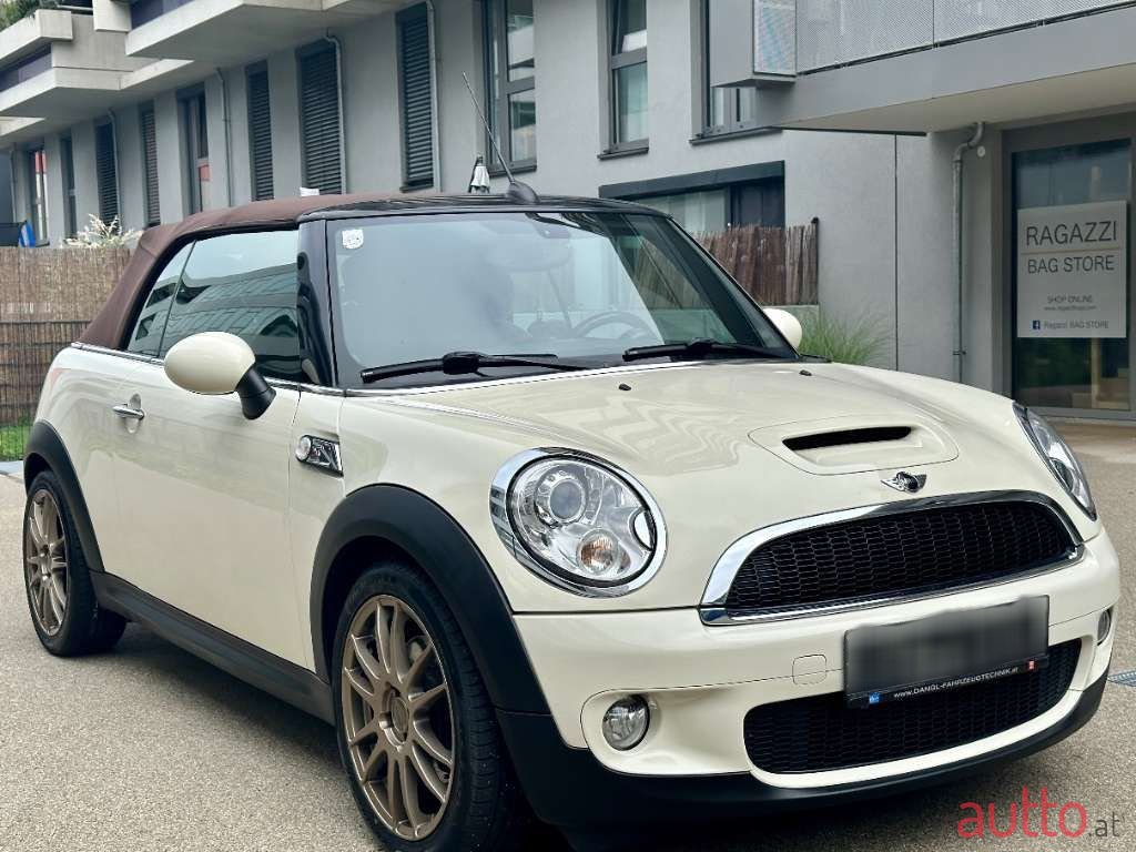 2010' MINI Cabrio photo #5