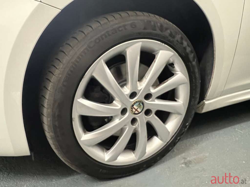 2012' Alfa Romeo Giulietta photo #6