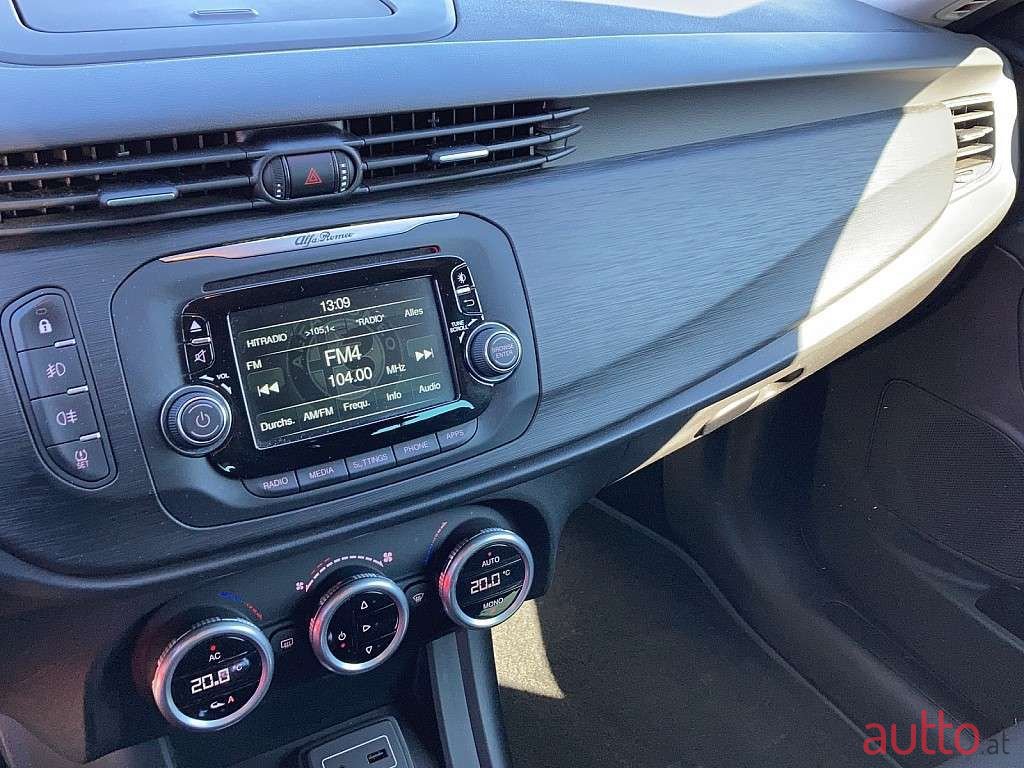 2017' Alfa Romeo Giulietta photo #5