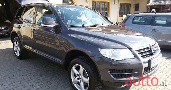 2009' Volkswagen Touareg photo #1