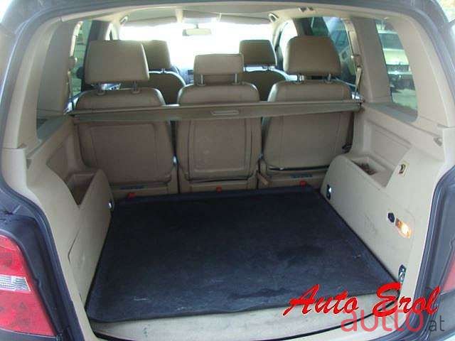 2004' Volkswagen Touran photo #6