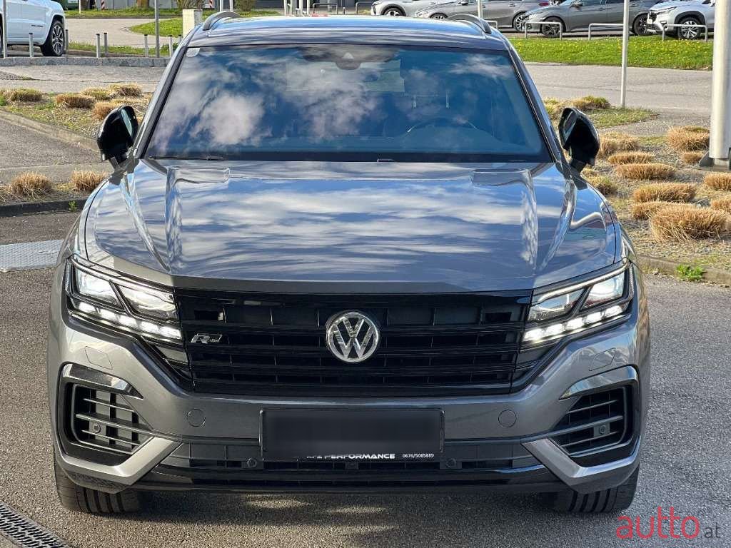 2019' Volkswagen Touareg photo #2