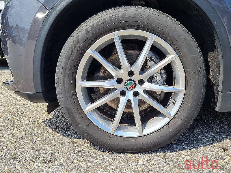 2017' Alfa Romeo Stelvio photo #5