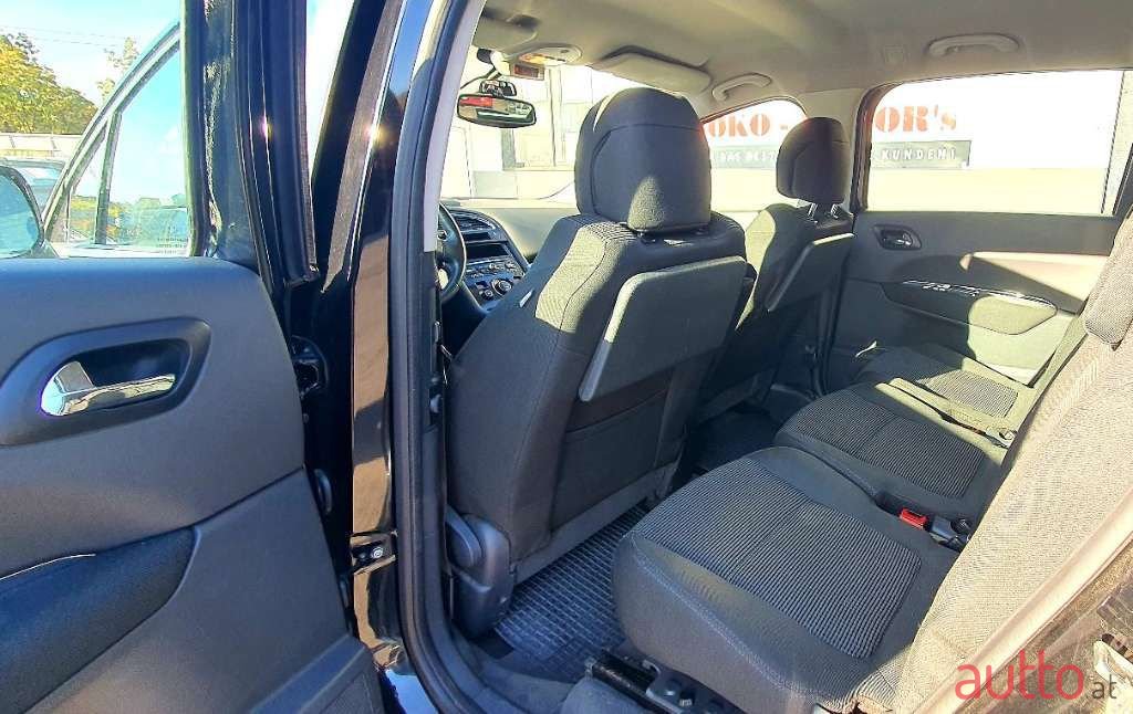 2010' Peugeot 5008 photo #6