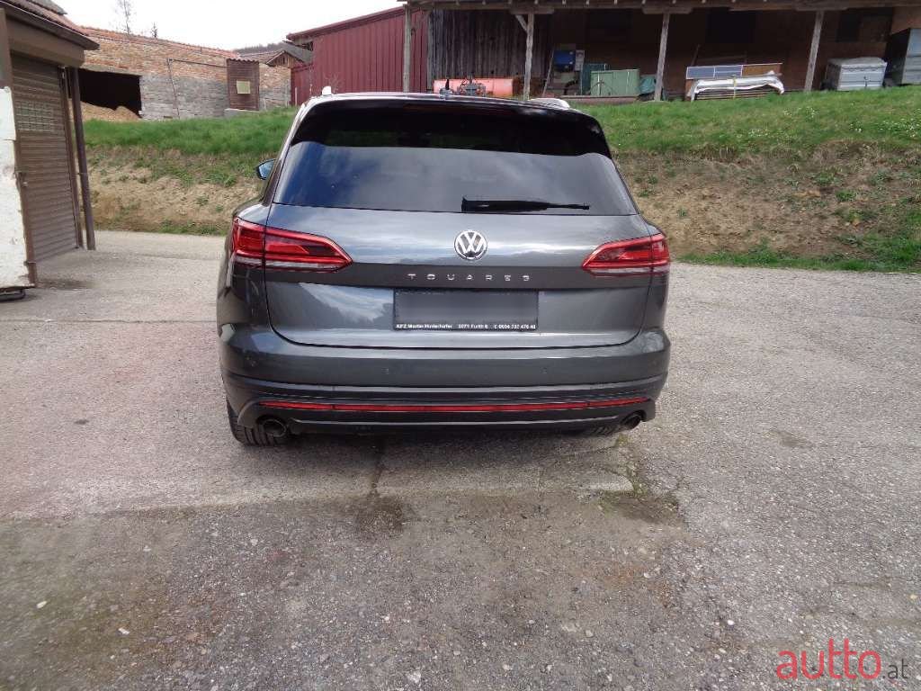 2019' Volkswagen Touareg photo #5