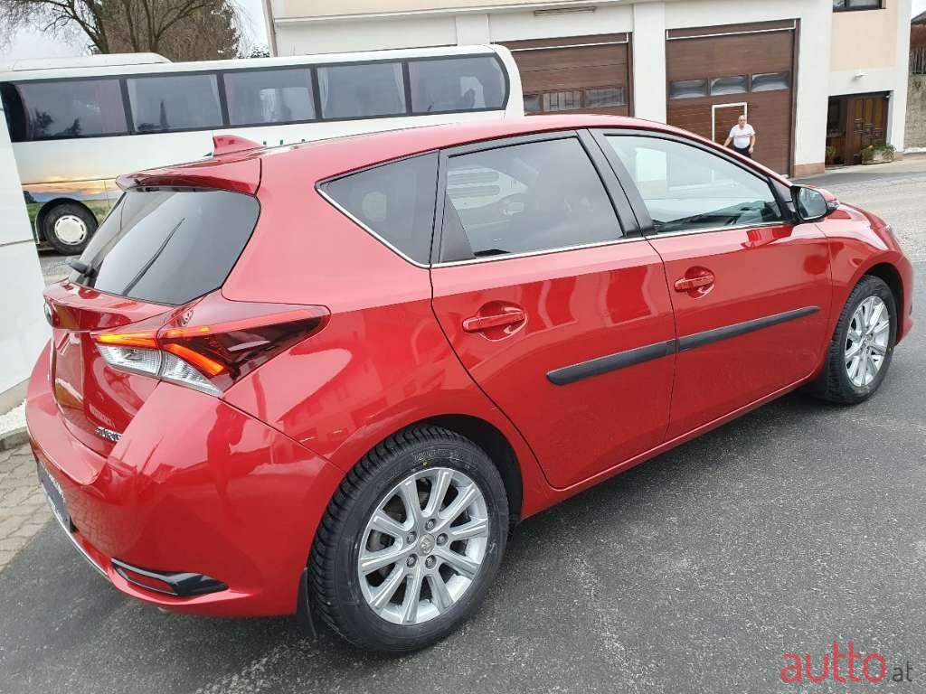 2017' Toyota Auris photo #3