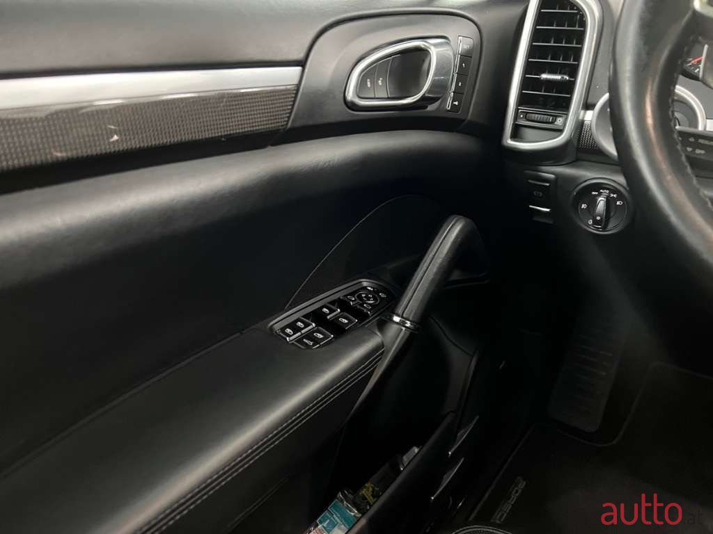 2015' Porsche Cayenne photo #6