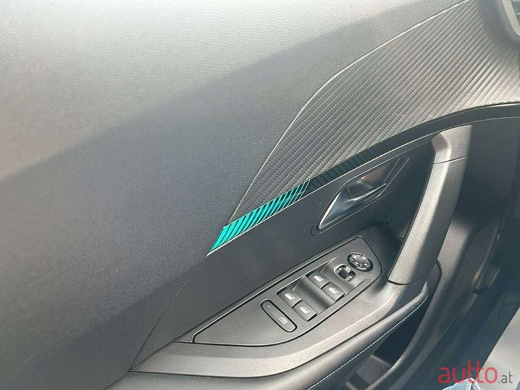 2022' Peugeot 2008 photo #5