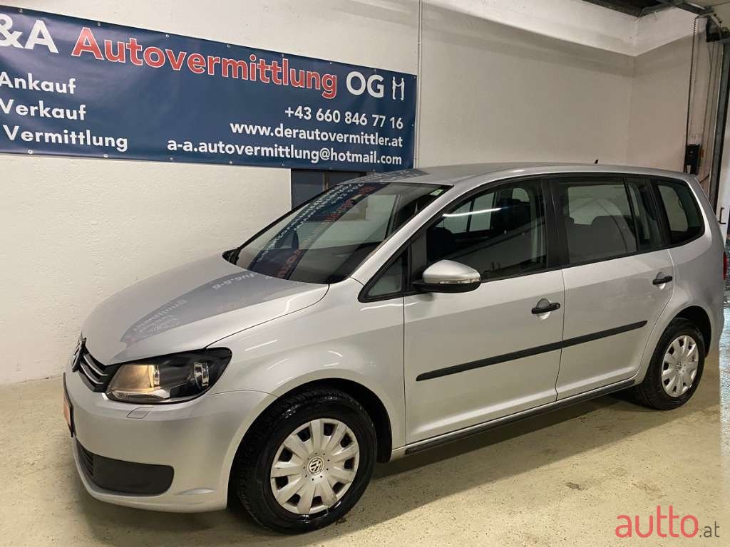 2011' Volkswagen Touran photo #6