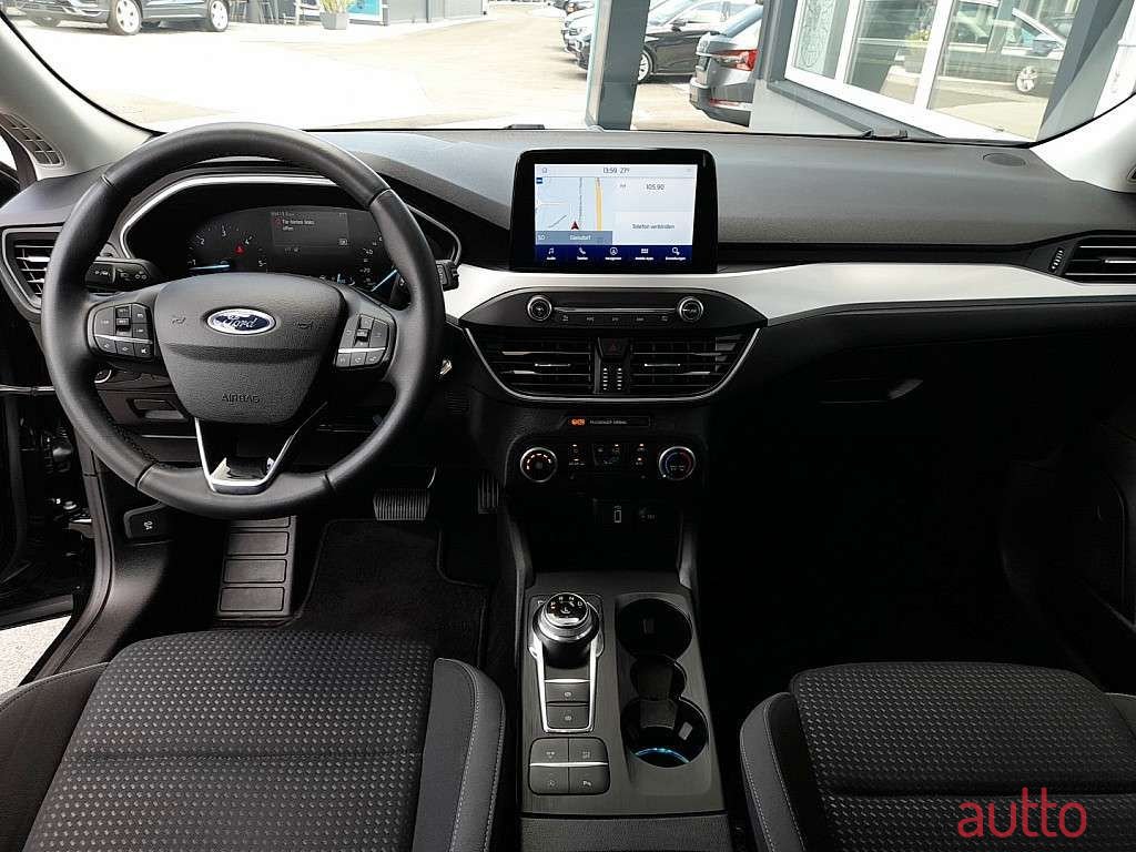 2020' Ford Focus photo #2