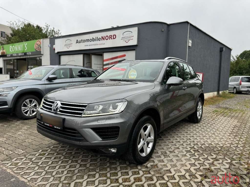 2017' Volkswagen Touareg photo #5