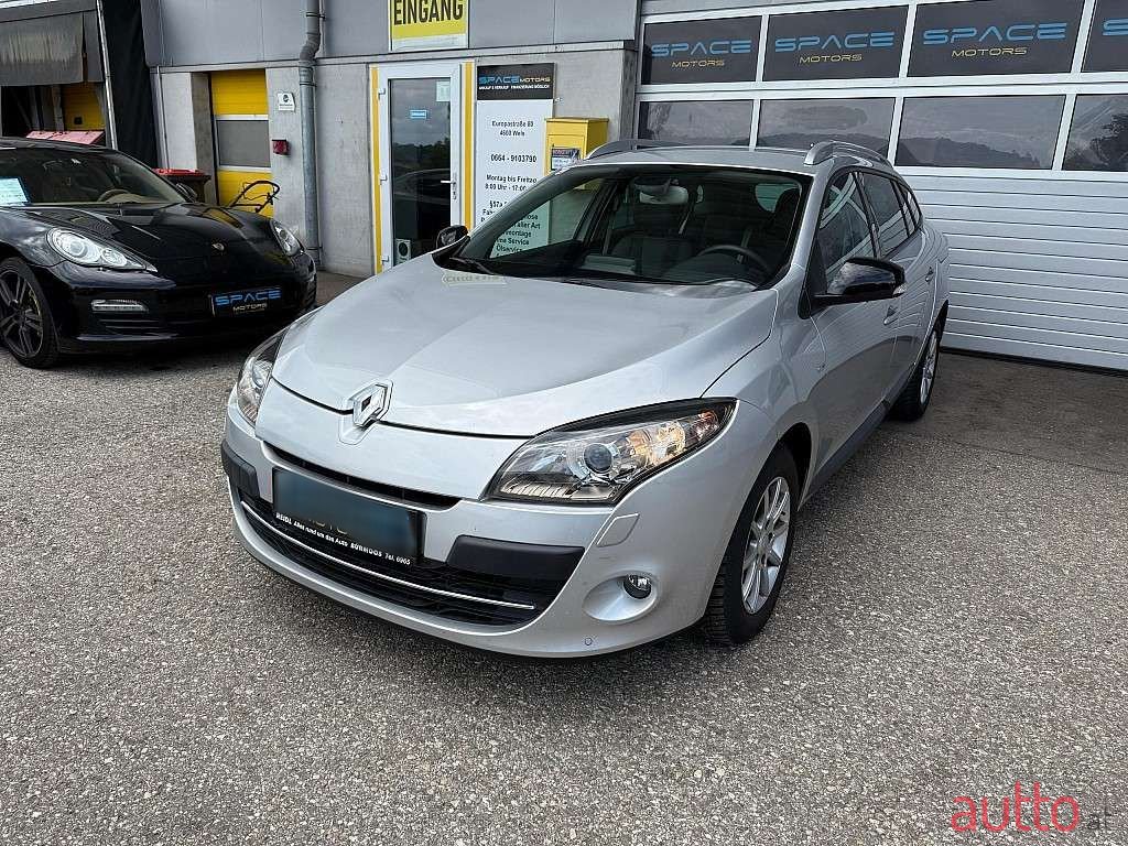 2011' Renault Megane photo #3