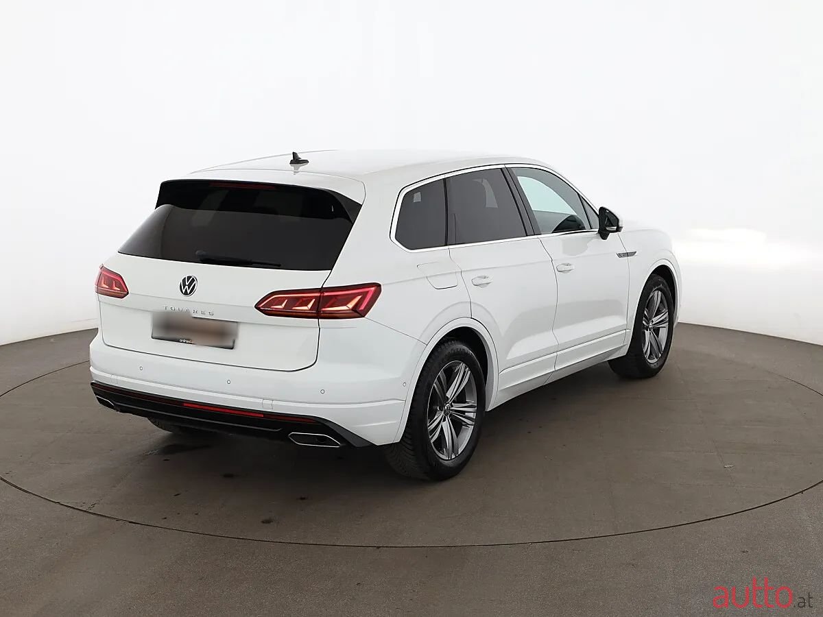 2022' Volkswagen Touareg photo #2