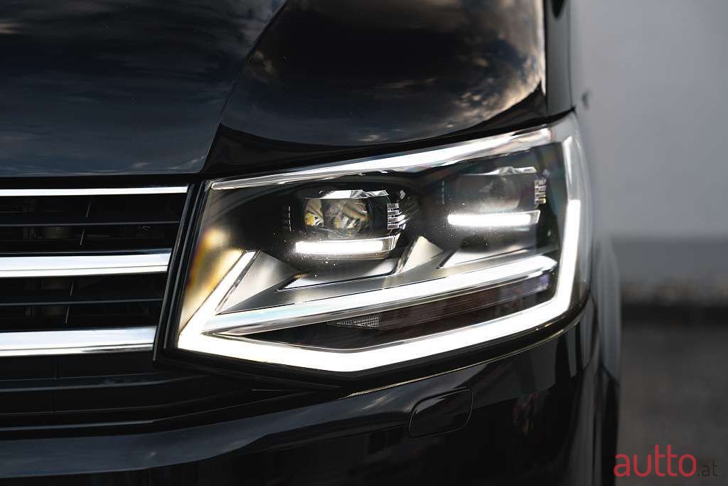 2016' Volkswagen Multivan photo #5