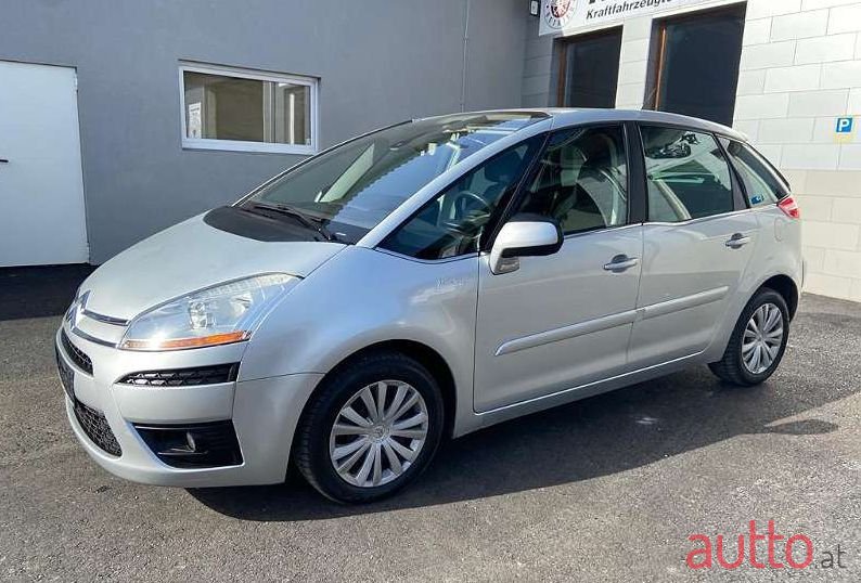 2011' Citroen C4 Picasso photo #1