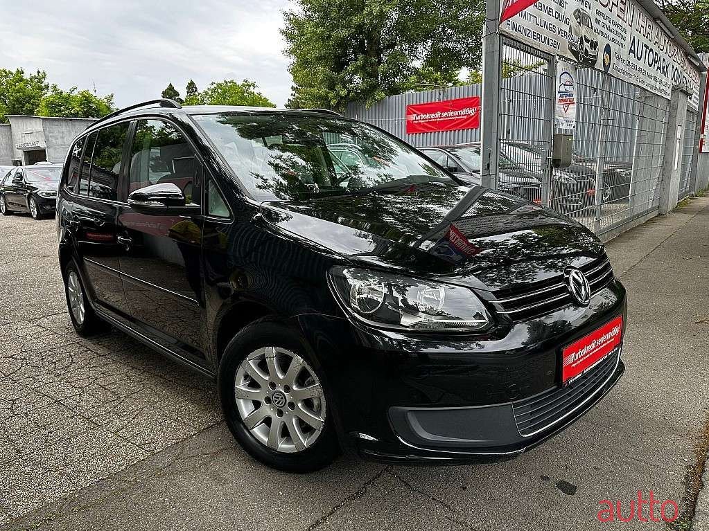 2012' Volkswagen Touran photo #2