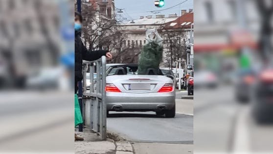 Mercedes-Cabrio als Tannenbaum-Kurier in Wien unterwegs