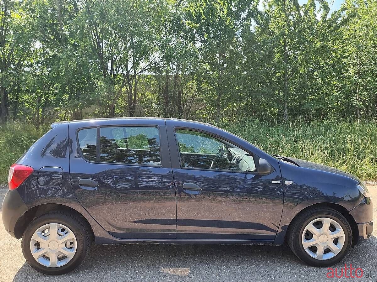 2016' Dacia Sandero photo #6