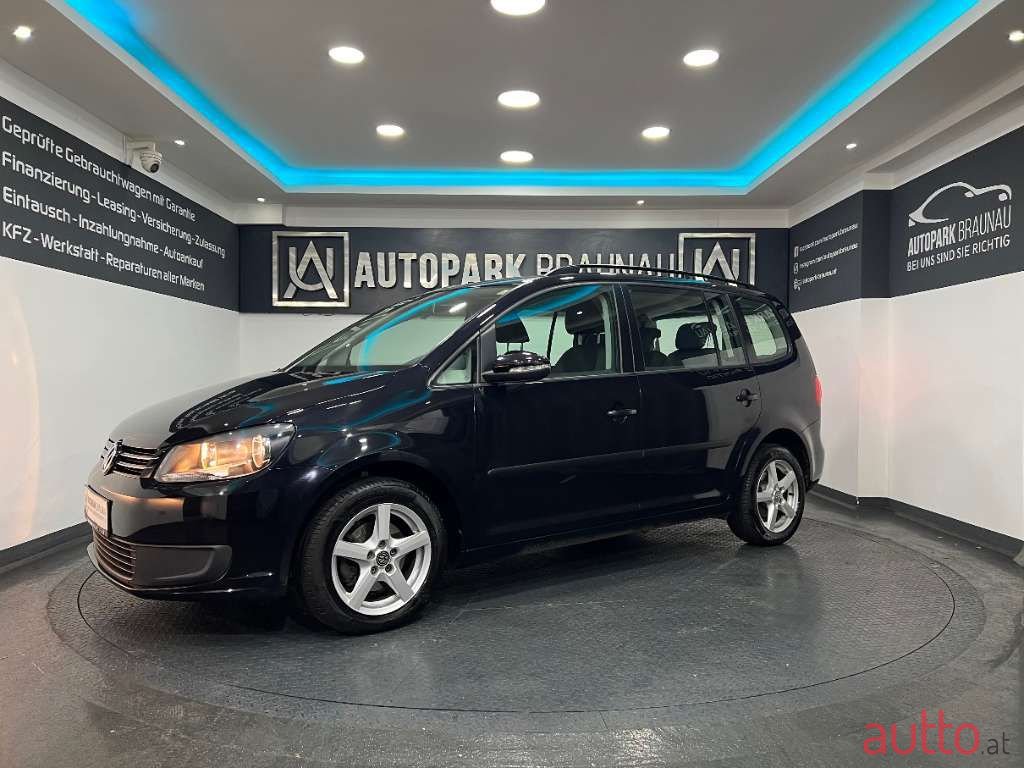 2011' Volkswagen Touran photo #2