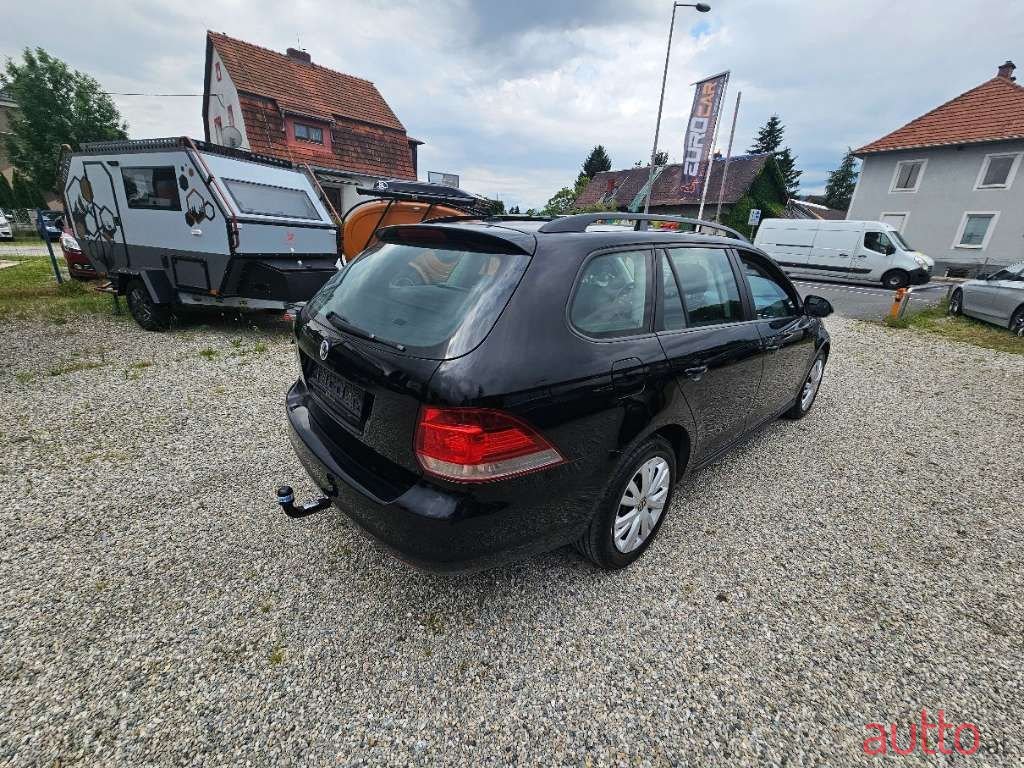 2011' Volkswagen Golf photo #4