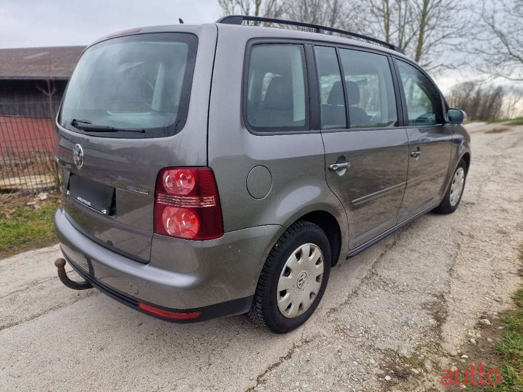 2009' Volkswagen Touran photo #4