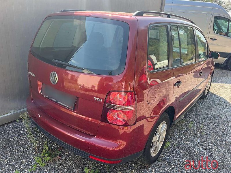 2007' Volkswagen Touran photo #2