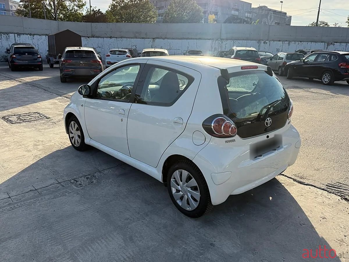 2013' Toyota Aygo photo #2