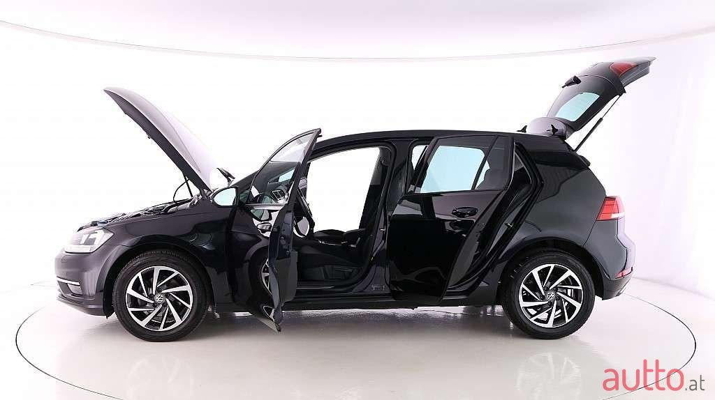 2017' Volkswagen Golf photo #2