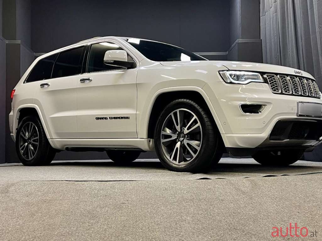 2019' Jeep Grand Cherokee photo #6