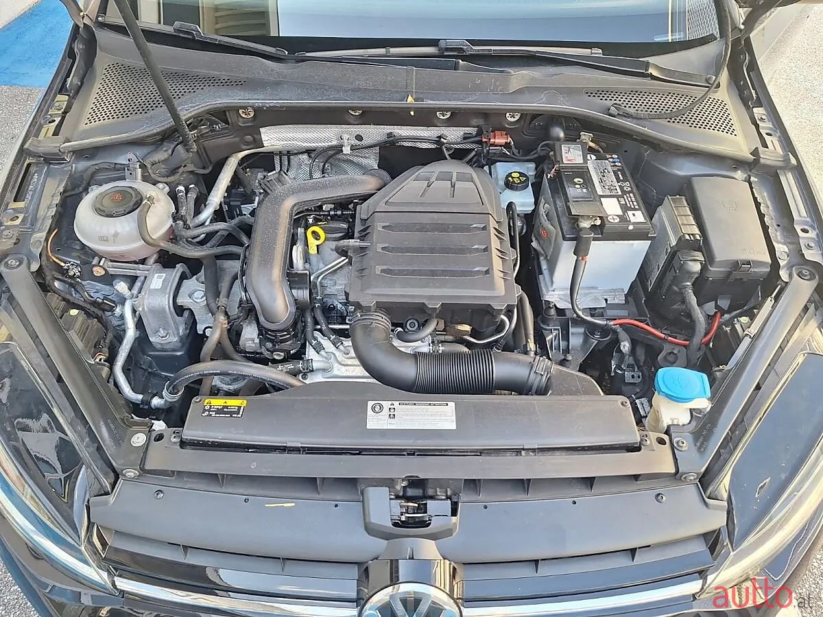 2017' Volkswagen Golf photo #5
