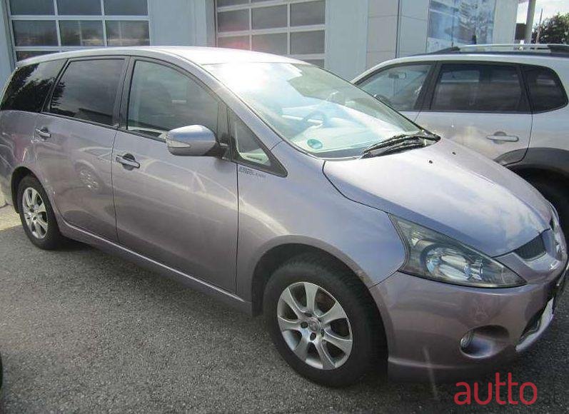 2005' Mitsubishi Grandis photo #1