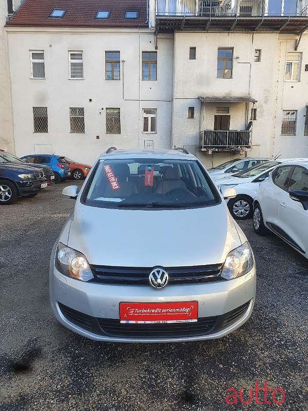 2011' Volkswagen Golf photo #2