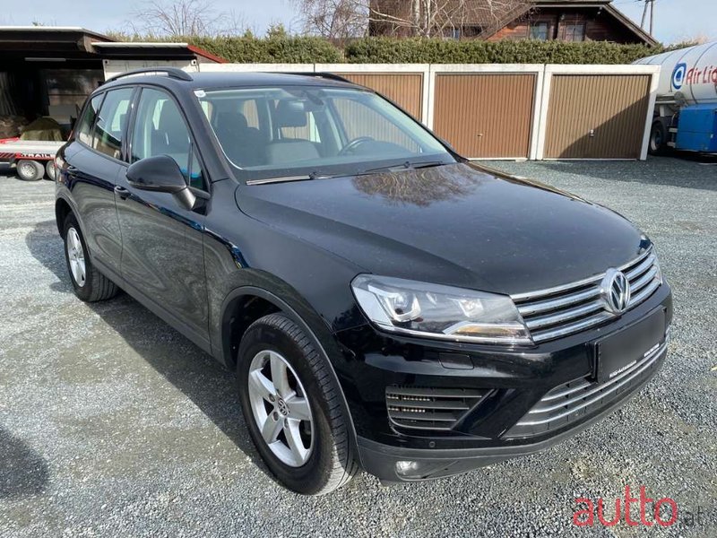 2016' Volkswagen Touareg photo #1