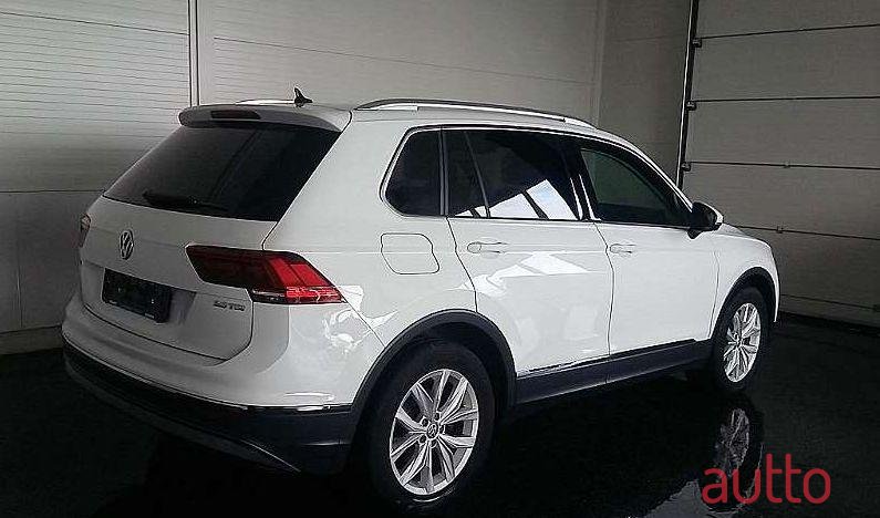 2016' Volkswagen Tiguan photo #1